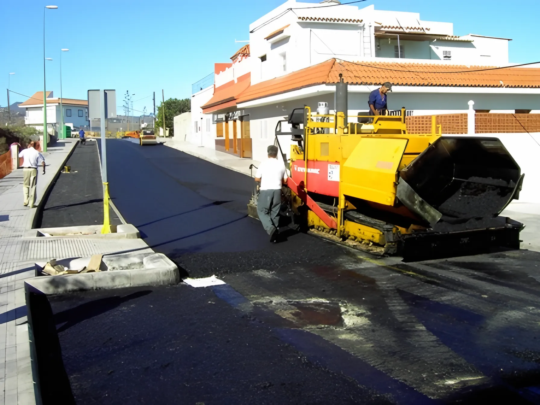 Extendedora de aglomerado asfaltando una calle