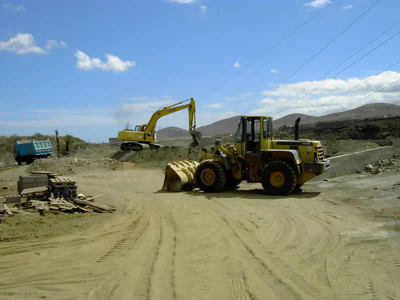 Pala cargadora y excavadora en un movimiento de tierras